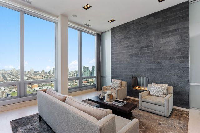 500 W Superior Street 2704, Chicago, IL 60654