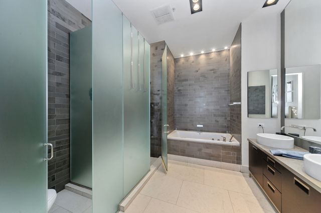 500 W Superior Street 2704, Chicago, IL 60654