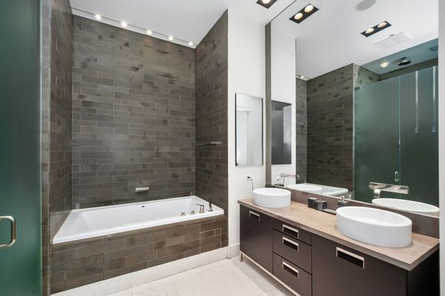 500 W Superior Street 2704, Chicago, IL 60654