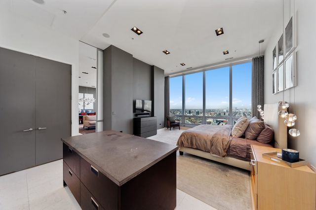 500 W Superior Street 2704, Chicago, IL 60654