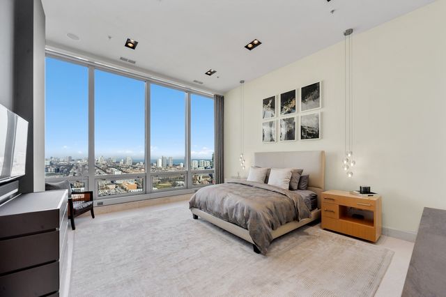 500 W Superior Street 2704, Chicago, IL 60654