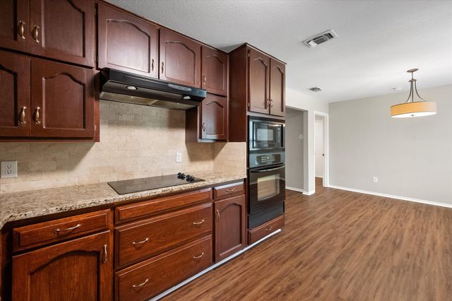 2811 Valparaiso Trail, Arlington, TX 76017