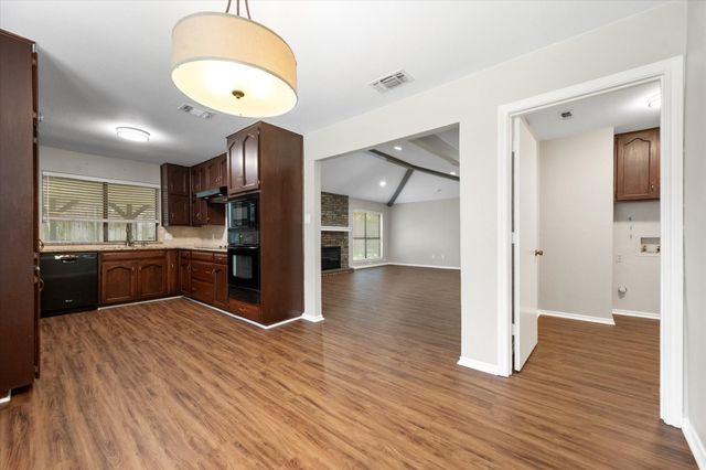 2811 Valparaiso Trail, Arlington, TX 76017