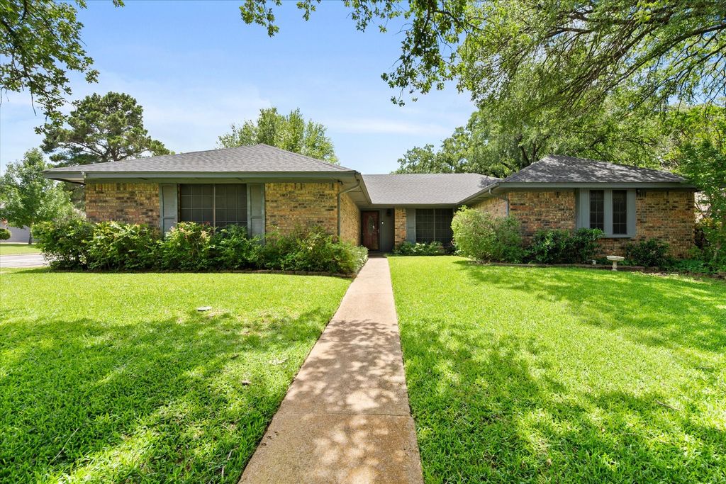 2811 Valparaiso Trail, Arlington, TX 76017
