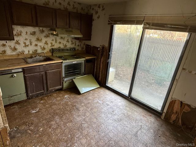 137 Fieldstone Court, Middle Island, NY 11953