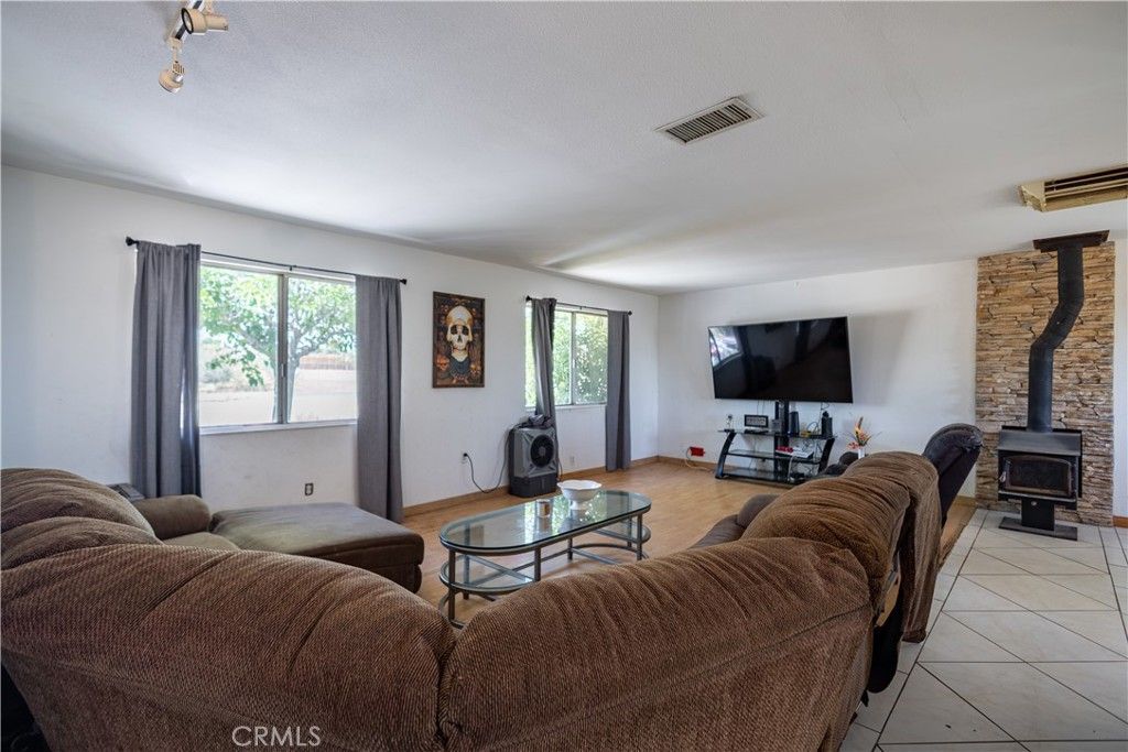 Image 12 of property listing at 3809 Hanford, Yucca Valley, CA 92284