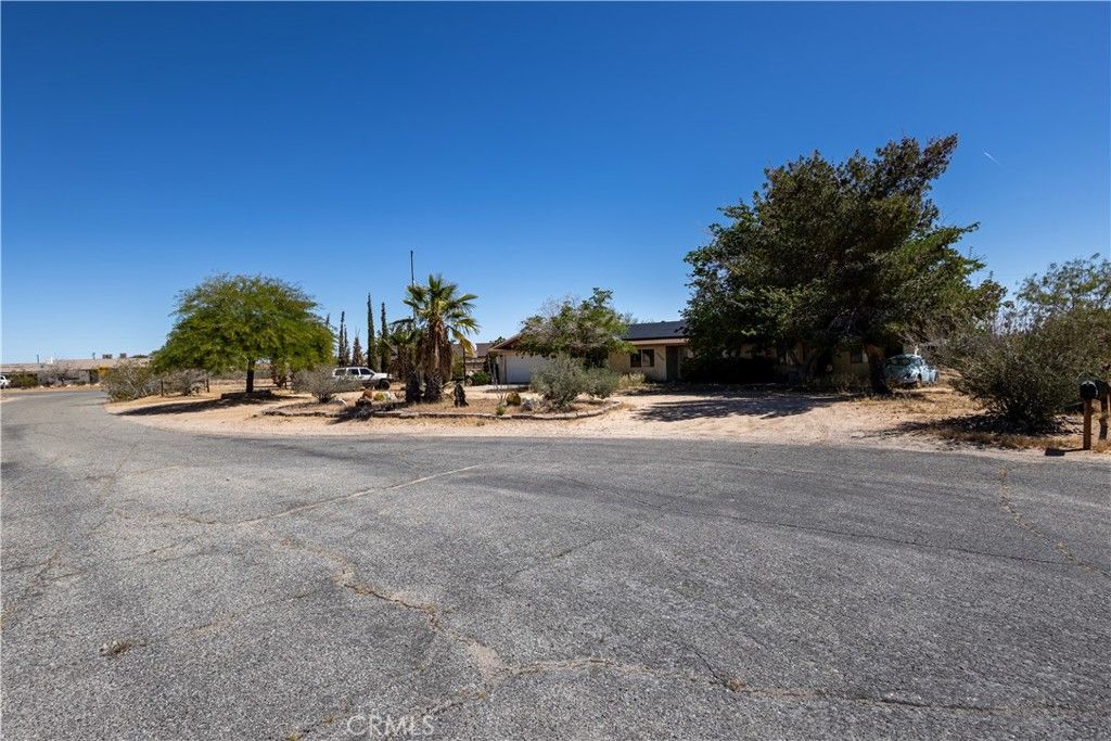 Image 2 of property listing at 3809 Hanford, Yucca Valley, CA 92284