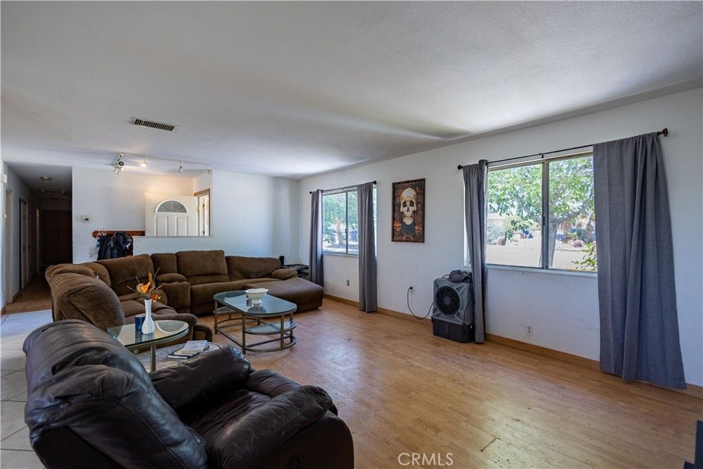 Image 8 of property listing at 3809 Hanford, Yucca Valley, CA 92284