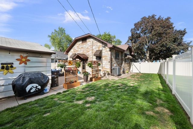 2218 DAVIE Street, Davenport, IA 52804