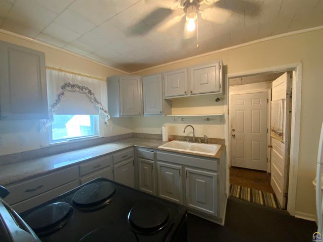 921 SW Frazier AVE, Topeka, KS 66606
