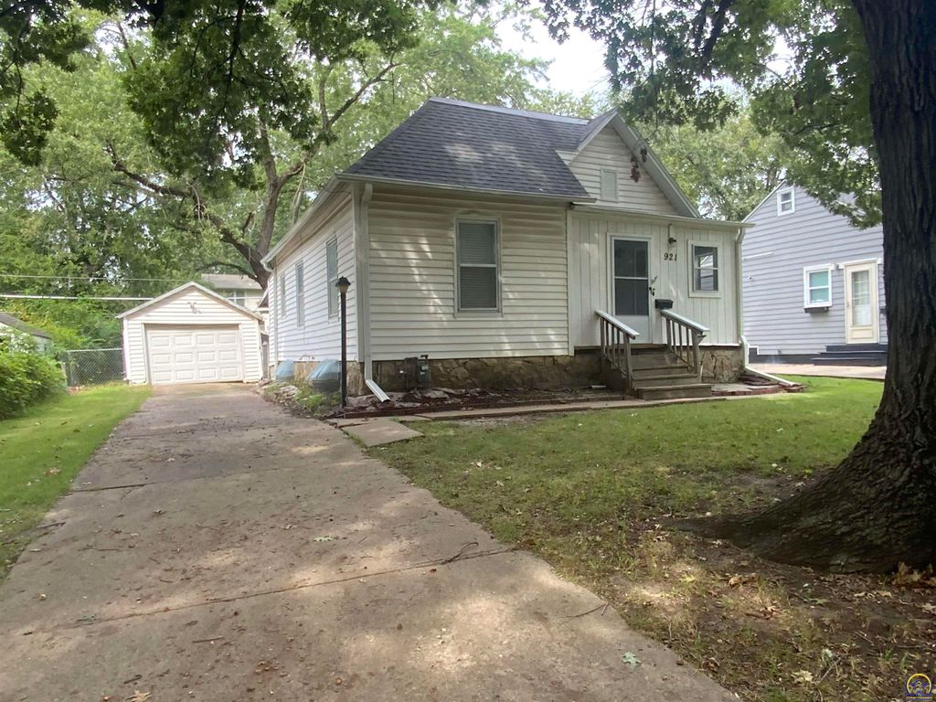 921 SW Frazier AVE, Topeka, KS 66606