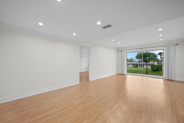 190 Lake Evelyn Drive 190, West Palm Beach, FL 33411