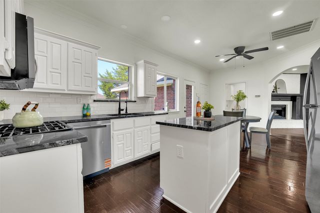 709 Teresa Drive, Desoto, TX 75115