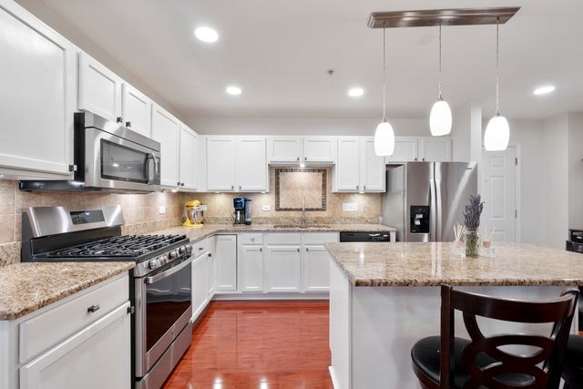 8000 Kilpatrick Avenue 2E, Skokie, IL 60076