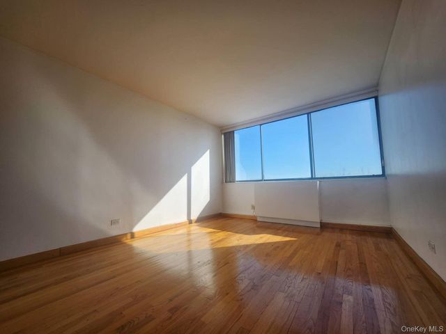 1 Bay Club 8 U, Bayside, NY 11360