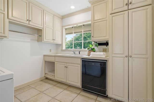 4112 S Victor Court, Tulsa, OK 74105
