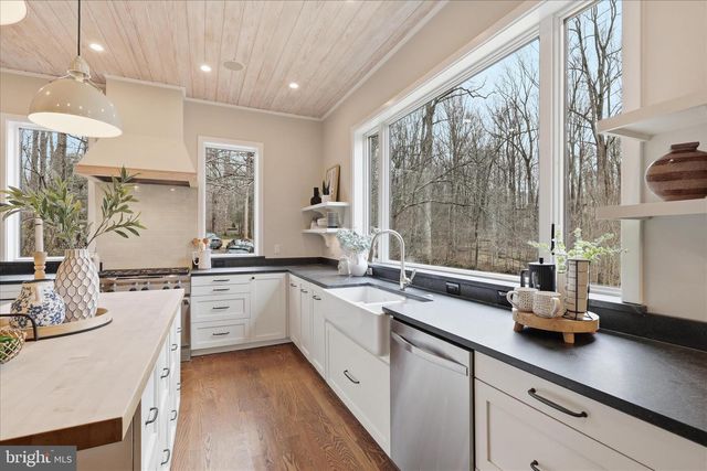 945 HICKORY RUN LN, Great Falls, VA 22066