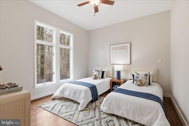 945 HICKORY RUN LN, Great Falls, VA 22066