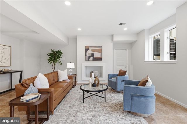 945 HICKORY RUN LN, Great Falls, VA 22066