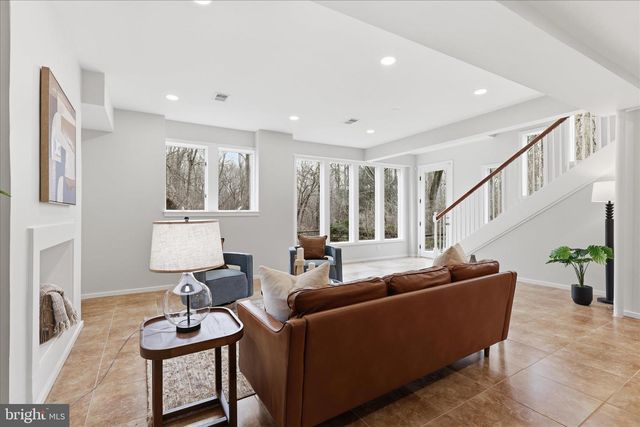 945 HICKORY RUN LN, Great Falls, VA 22066