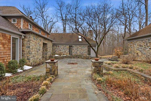 945 HICKORY RUN LN, Great Falls, VA 22066