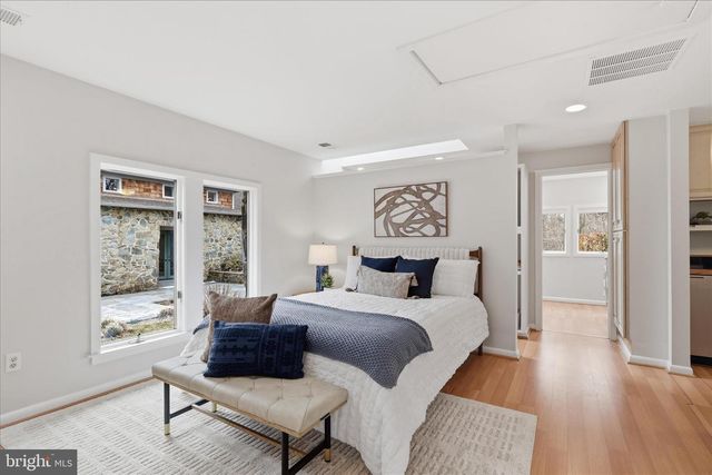 945 HICKORY RUN LN, Great Falls, VA 22066