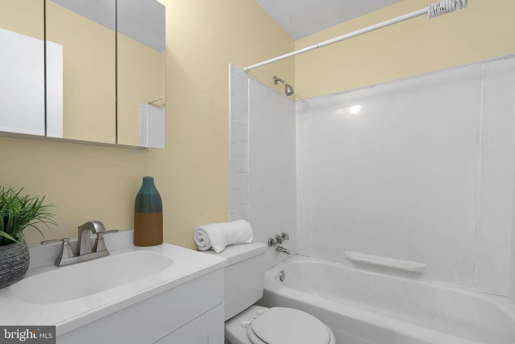 Image 16 of property listing at 758 W SIDE DR #7-G, Gaithersburg, MD 20878