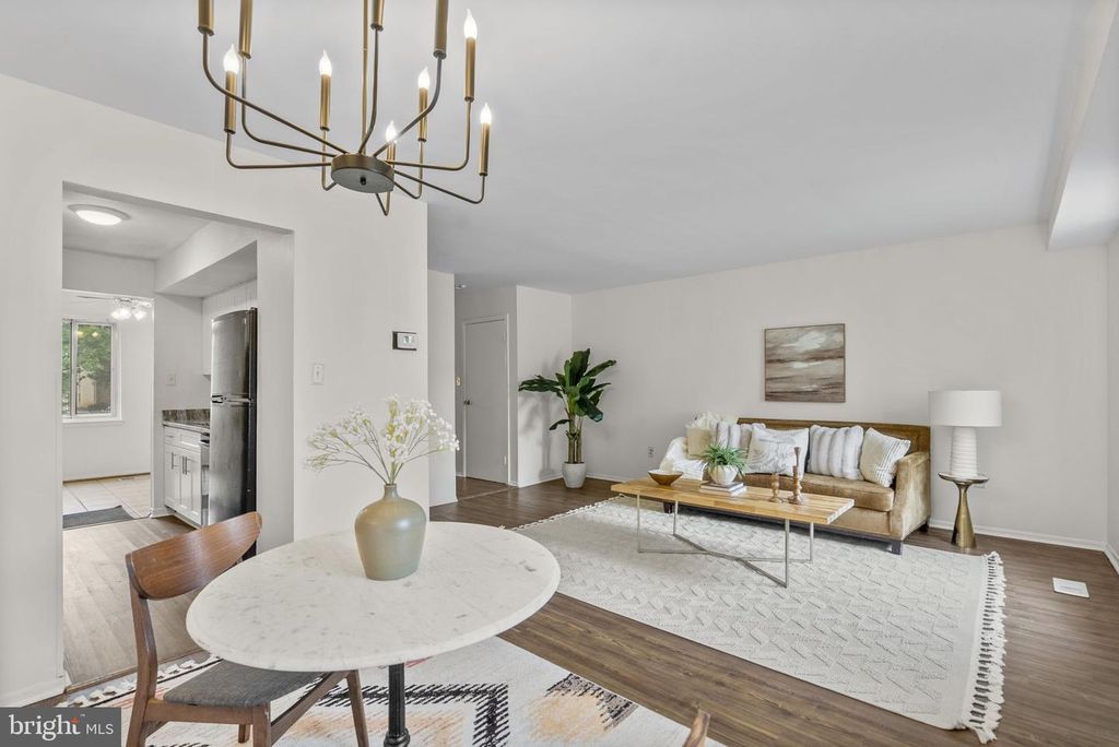 Image 5 of property listing at 758 W SIDE DR #7-G, Gaithersburg, MD 20878