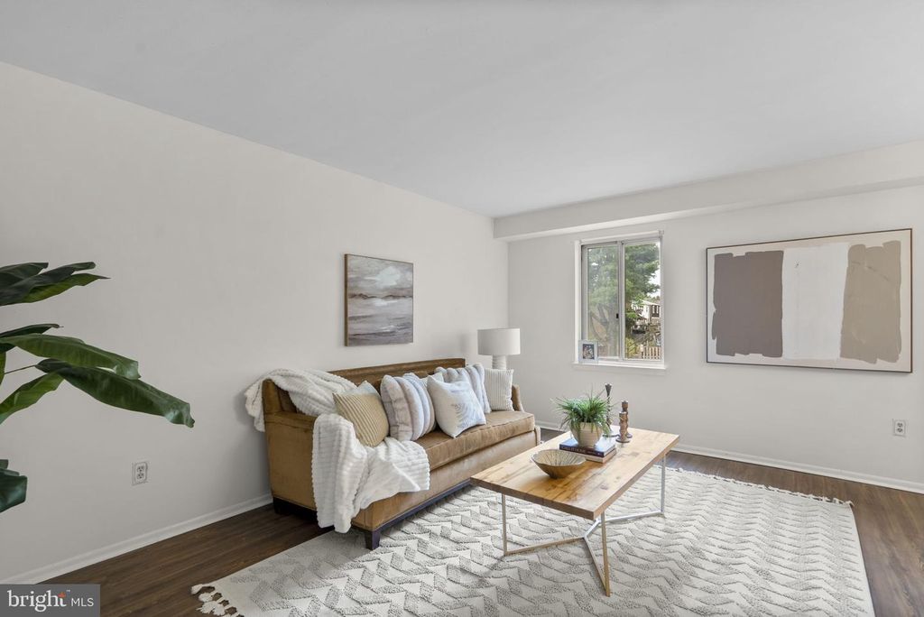 Image 6 of property listing at 758 W SIDE DR #7-G, Gaithersburg, MD 20878