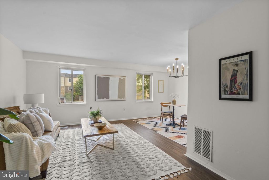 Image 9 of property listing at 758 W SIDE DR #7-G, Gaithersburg, MD 20878