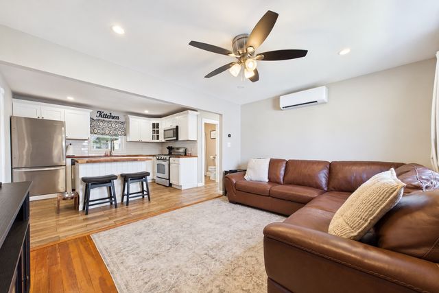38 Little Neck Ave, Swansea, MA 02777