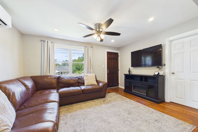 38 Little Neck Ave, Swansea, MA 02777