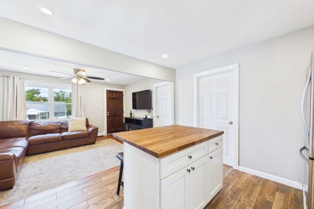 38 Little Neck Ave, Swansea, MA 02777