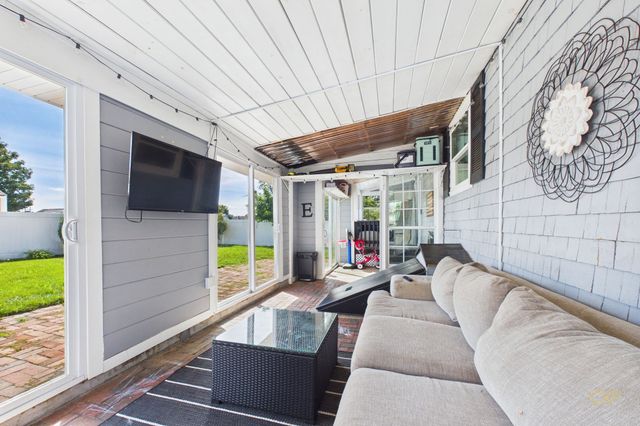 38 Little Neck Ave, Swansea, MA 02777