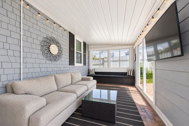 38 Little Neck Ave, Swansea, MA 02777