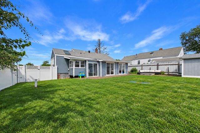 38 Little Neck Ave, Swansea, MA 02777