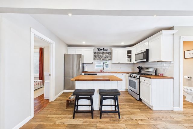 38 Little Neck Ave, Swansea, MA 02777