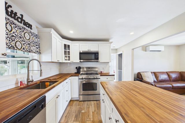 38 Little Neck Ave, Swansea, MA 02777