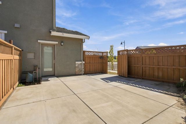 2929 Penrose Ln, Lathrop, CA 95330