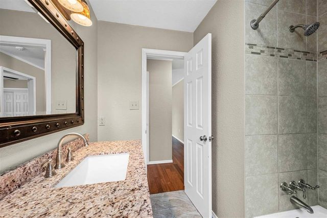 5715 NW Chestnut Ln, Lawton, OK 73505