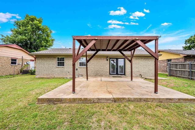 5715 NW Chestnut Ln, Lawton, OK 73505