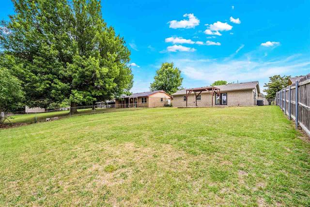 5715 NW Chestnut Ln, Lawton, OK 73505