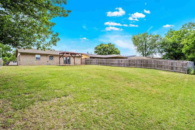 5715 NW Chestnut Ln, Lawton, OK 73505