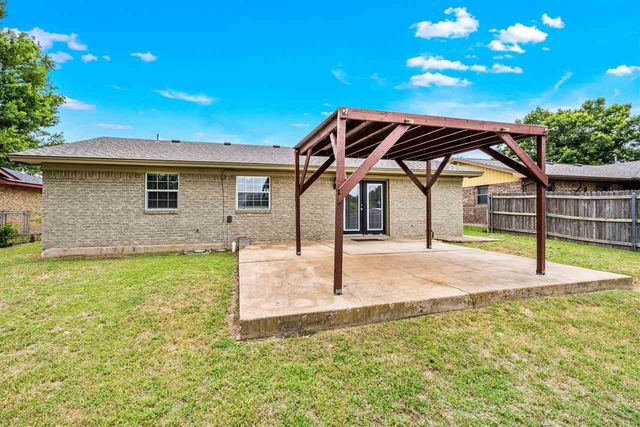 5715 NW Chestnut Ln, Lawton, OK 73505