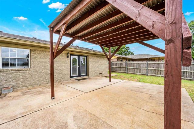 5715 NW Chestnut Ln, Lawton, OK 73505