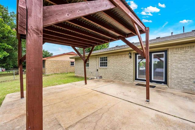 5715 NW Chestnut Ln, Lawton, OK 73505