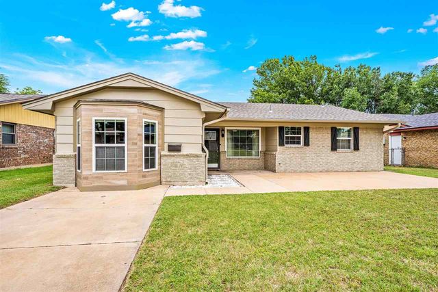 5715 NW Chestnut Ln, Lawton, OK 73505