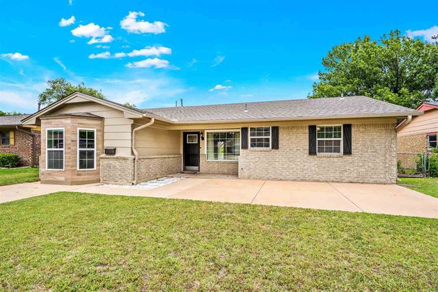 5715 NW Chestnut Ln, Lawton, OK 73505
