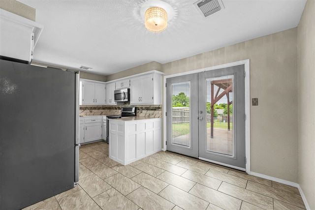 5715 NW Chestnut Ln, Lawton, OK 73505