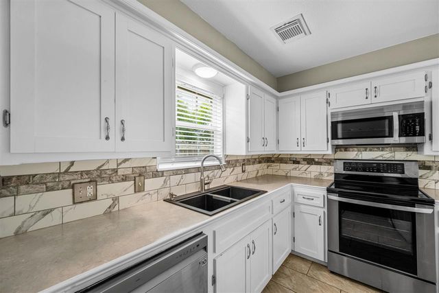 5715 NW Chestnut Ln, Lawton, OK 73505